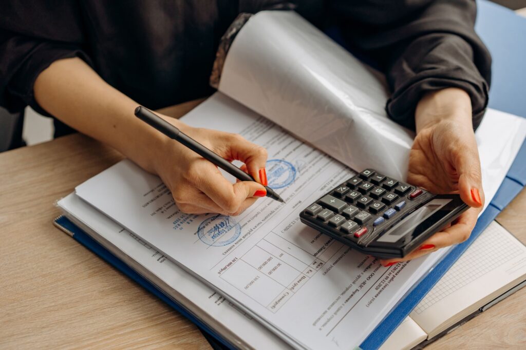 Expert-comptable révisant des documents financiers au cabinet