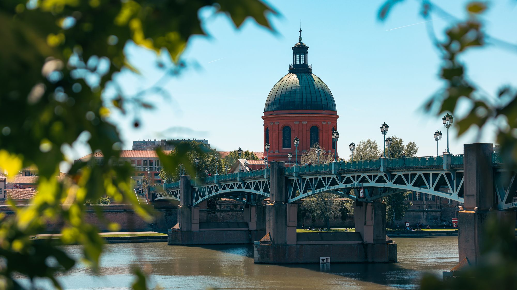 Le Pont Saint-Pierre et les façades de brique de Toulouse au bord de la Garonne