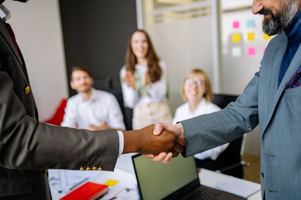Poignée de main entre un dirigeant et son expert-comptable